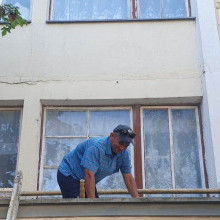 Выполнили работы по очистке козырьков входных групп в МКД ул. Димитрова 