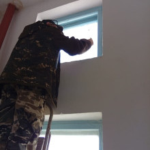 Проводится подготовка МКД к зимнему периоду, закрепление оконной рамы по ул. А.Лазарева, д.2
